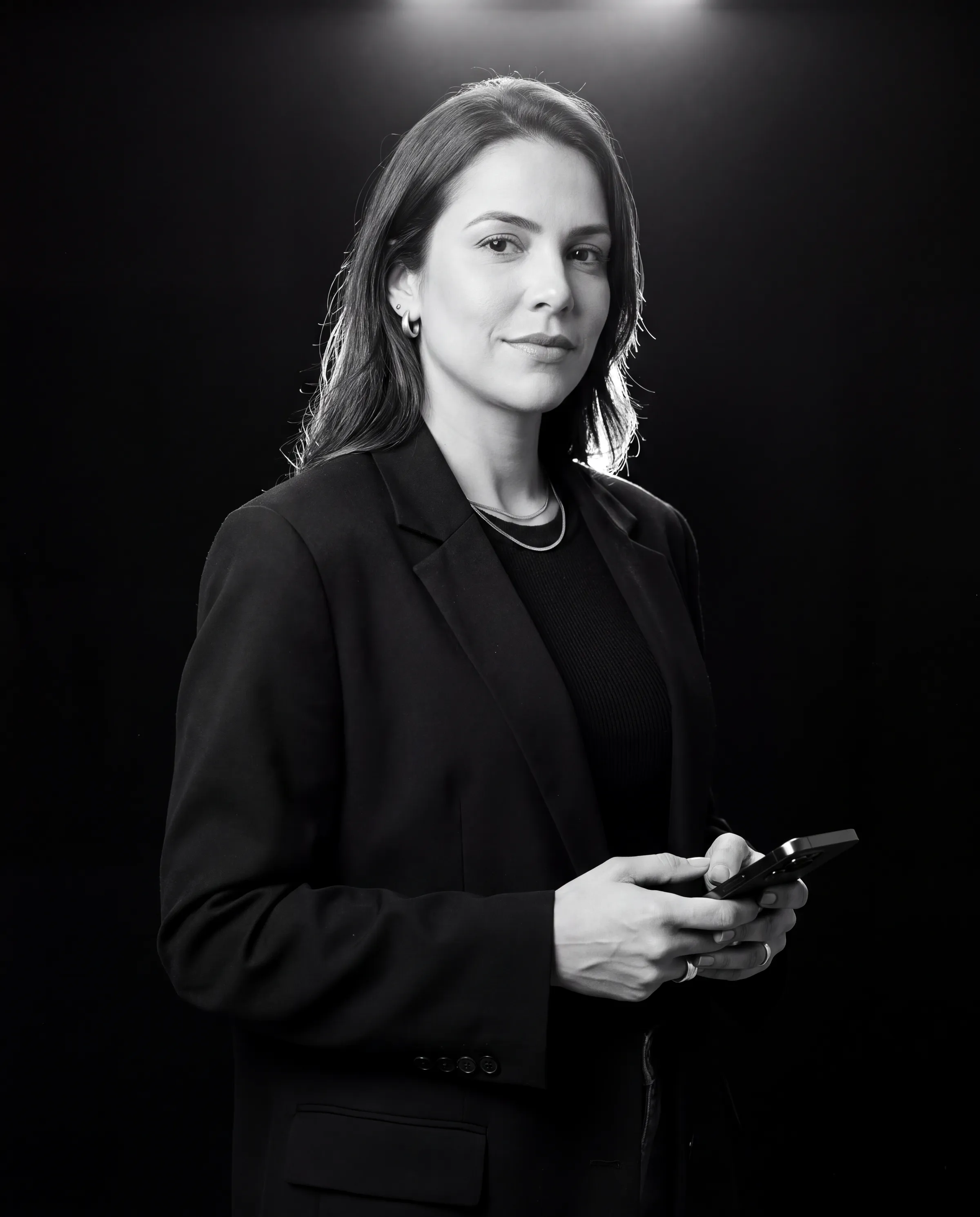 Fundadora de empresa de tecnologia com smartphone